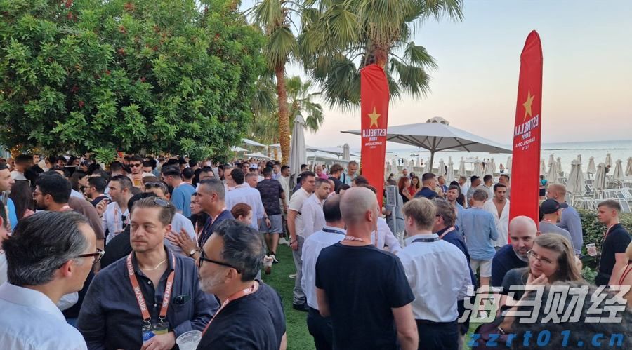 默契拉满！“雄狮少年”暑夜练高桩，行云流水似轻功