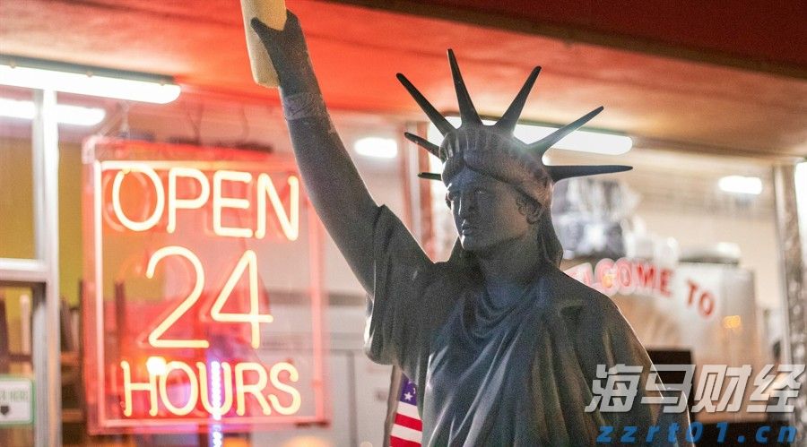 放飞和平鸽 纪念大会在《歌唱祖国》大合唱中结束